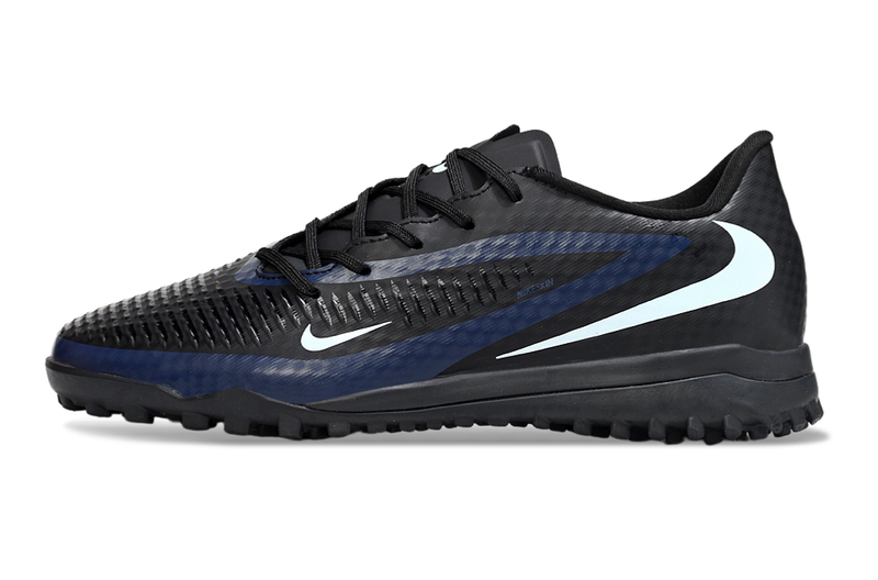 Esta é uma chuteira Nike Phantom - preto/azul