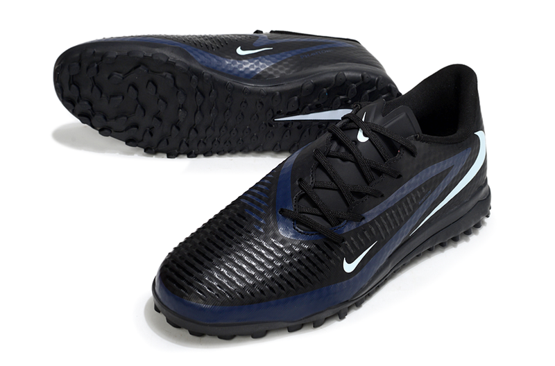 Esta é uma chuteira Nike Phantom - preto/azul