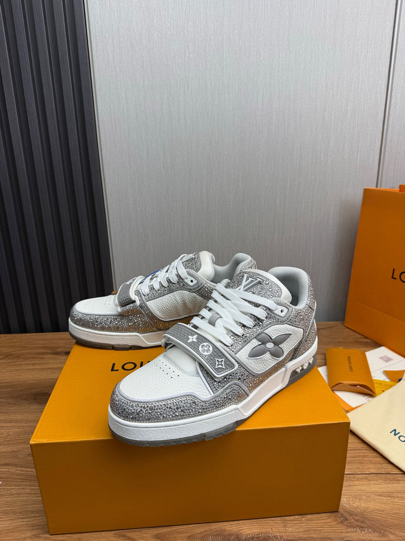 Tênis Louis Vuitton LV cinza e branco com strass