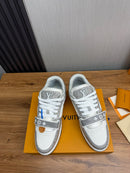 Tênis Louis Vuitton LV cinza e branco com strass