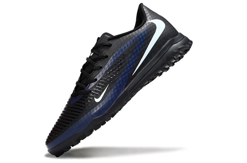 Esta é uma chuteira Nike Phantom - preto/azul