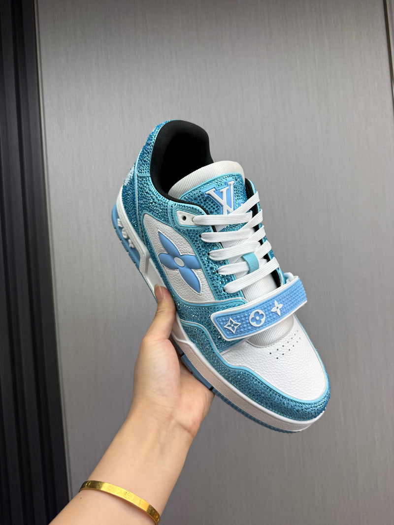 Tênis Louis Vuitton LV azul e branco com strass