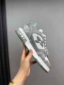 Tênis Louis Vuitton LV cinza e branco com strass