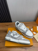 Tênis Louis Vuitton LV cinza e branco com strass