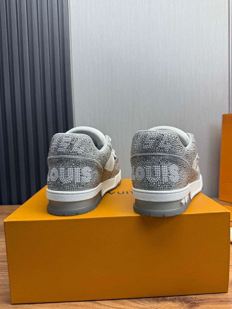 Tênis Louis Vuitton LV cinza e branco com strass