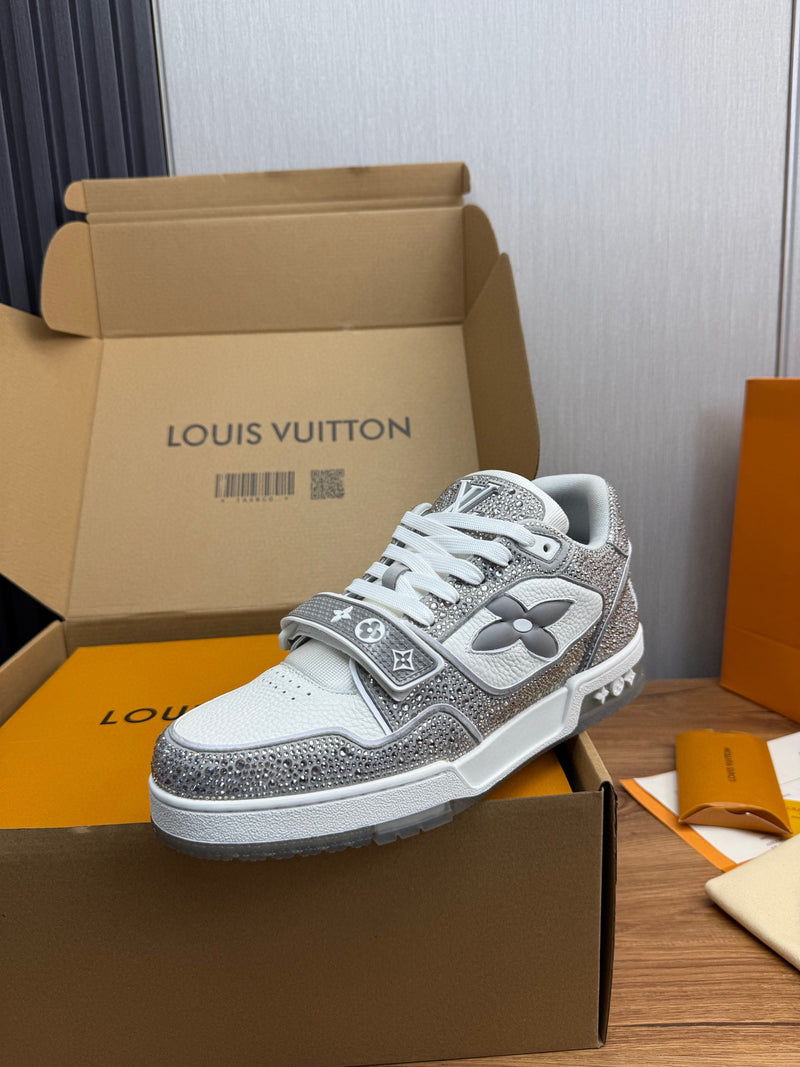 Tênis Louis Vuitton LV cinza e branco com strass