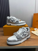 Tênis Louis Vuitton LV cinza e branco com strass