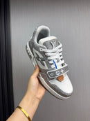 Tênis Louis Vuitton LV cinza e branco com strass