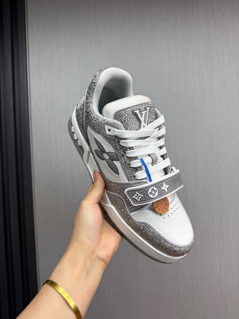 Tênis Louis Vuitton LV cinza e branco com strass