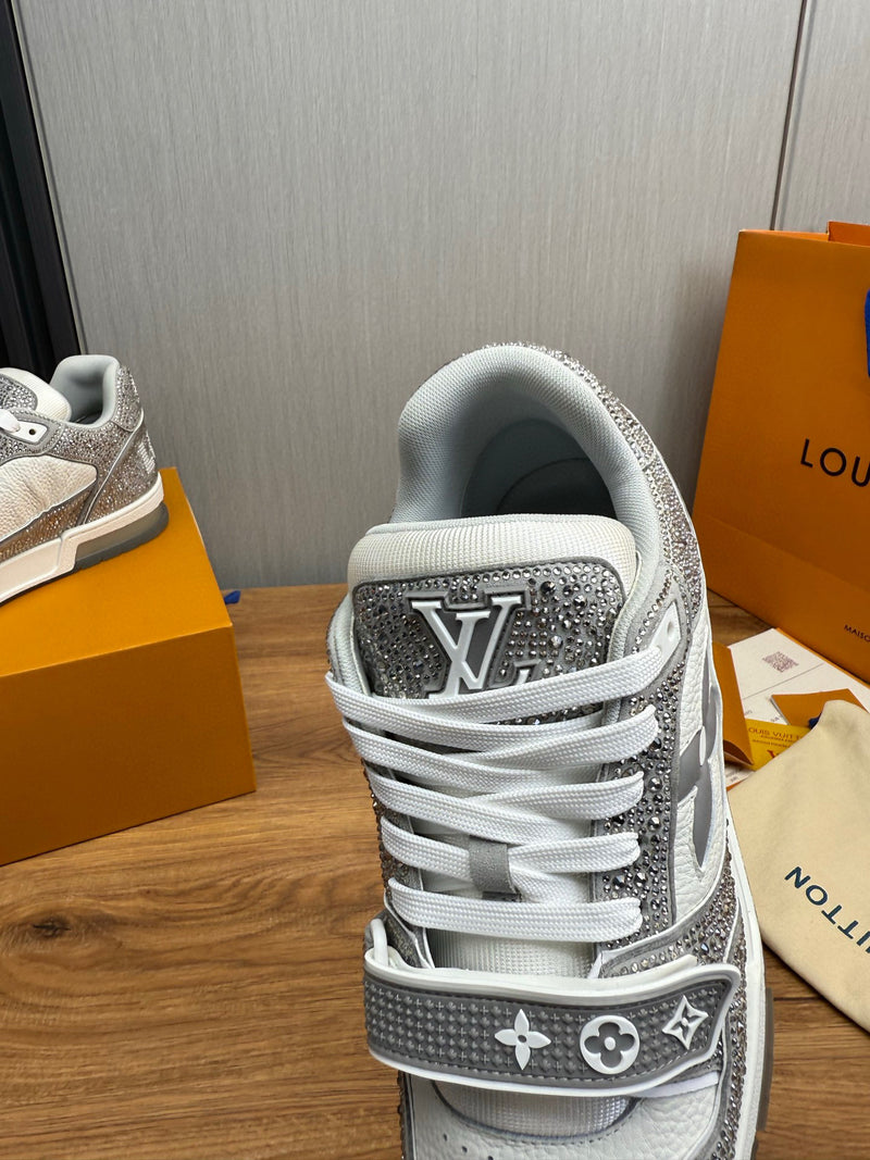 Tênis Louis Vuitton LV cinza e branco com strass