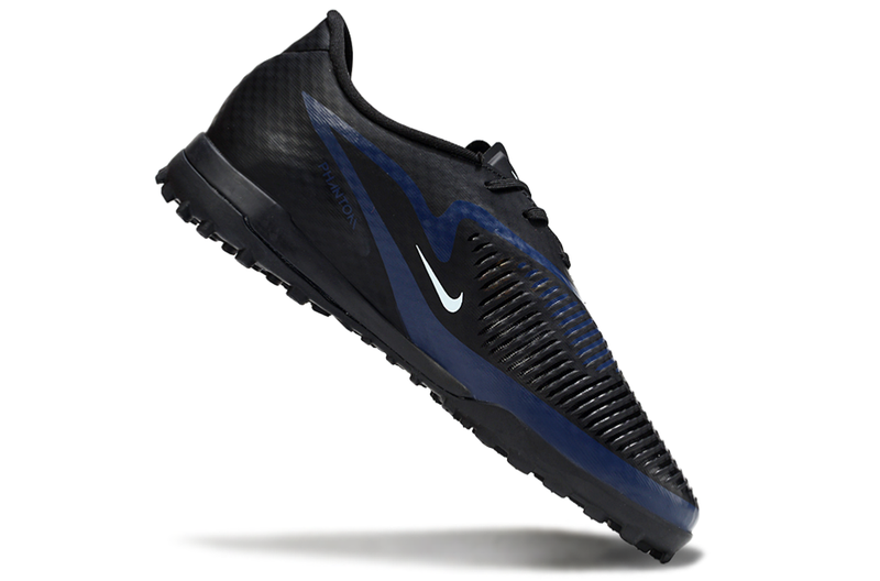 Esta é uma chuteira Nike Phantom - preto/azul