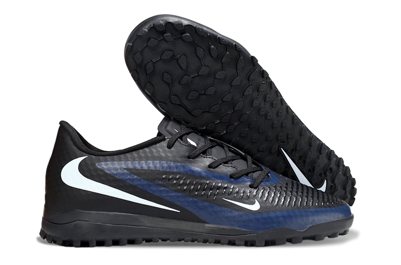 Esta é uma chuteira Nike Phantom - preto/azul