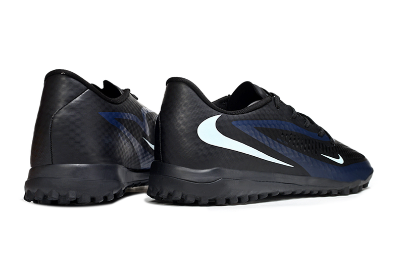 Esta é uma chuteira Nike Phantom - preto/azul